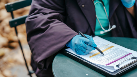 Voluntariat de la FAS ajuda als pacients a entendre els materials mèdics